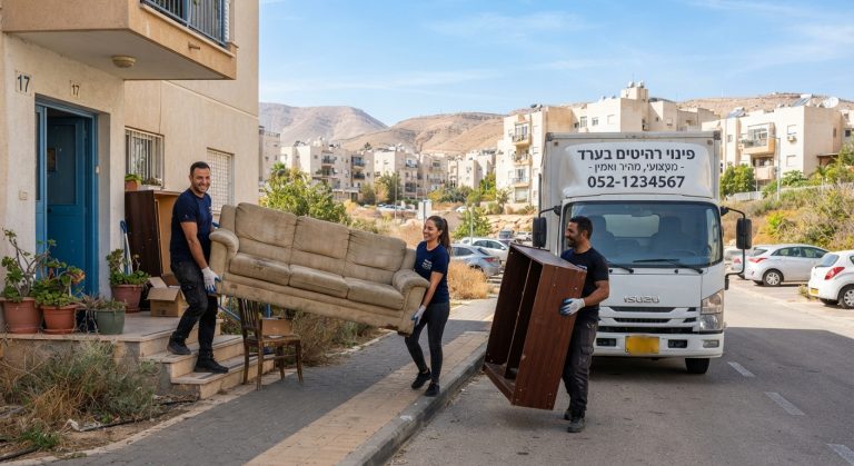 אנשי מקצוע מפנים ספה ורהיטים ישנים מדירה בערד, כחלק משירות פינוי רהיטים מקצועי.