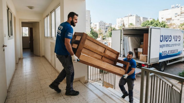 צוות מקצועי של חברת פינוי פשוט מעמיס ספה ישנה וארון למשאית במהלך שירות פינוי רהיטים בפתח תקווה.