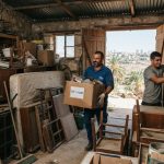 מחסן עמוס ברהיטים ישנים, ארגזים, כלים מאובקים וציוד שיצא משימוש בבית שאן, המיועד לתהליך של פינוי וניקוי.