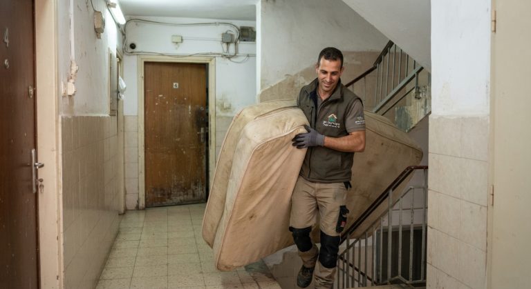 מוביל מקצועי מפנה מזרן זוגי ישן מתוך דירה, כחלק משירות פינוי תכולת דירה ומזרנים במחיר משתלם.