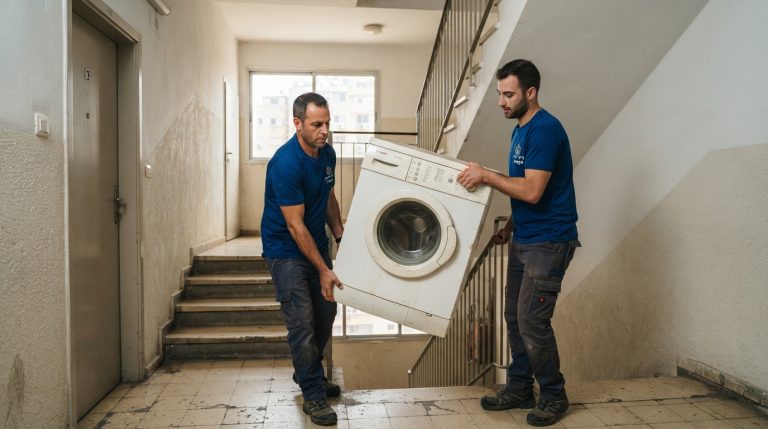 מוביל מקצועי מפנה מכונת כביסה ישנה וכבדה מדירה, כחלק משירות פינוי מוצרי חשמל ודירות