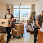 אנשי מקצוע אורזים ומפנים ארגזים ורהיטים מדירה בבת ים, כחלק מתהליך פינוי דירה מסודר כהכנה לפרויקט שיפוץ.