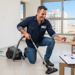 דירה שכורה בדימונה לאחר פינוי וניקיון, עם ארגזים ארוזים, מפתח על השולחן ונוף מבעד לחלון, מוכנה למסירה חלקה לבעל הבית.