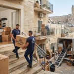 צוות מקצועי של חברת פינוי דירות מפנה תכולת דירה בירושלים במהירות וביעילות, כחלק משירות פינוי דירה דחוף תוך 24 שעות.