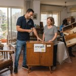אילוסטרציה של פינוי רהיטים ישנים בלוד: ספה וארון ישנים הממוקמים בצומת החלטה עם סמלים של לב (לתרומה), מטבע (למכירה) ומשאית פינוי (לזריקה/מיחזור).