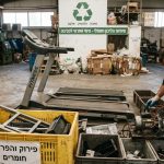 הליכון חשמלי ישן מפורק לחלקיו לצורך מיחזור סביבתי, כחלק מתהליך פינוי דירה אחראי.